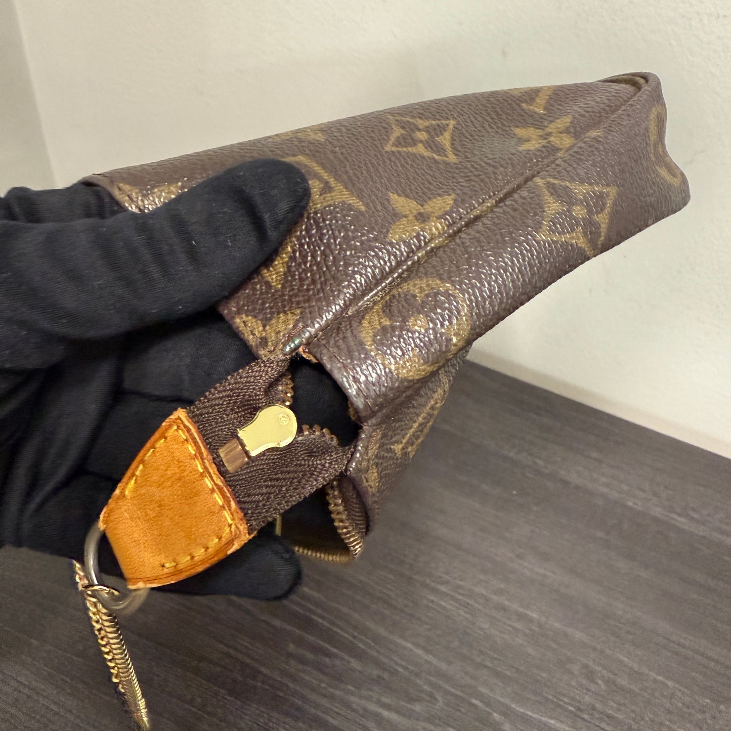 #1035 LOUIS VUITTON Monogram Pochette