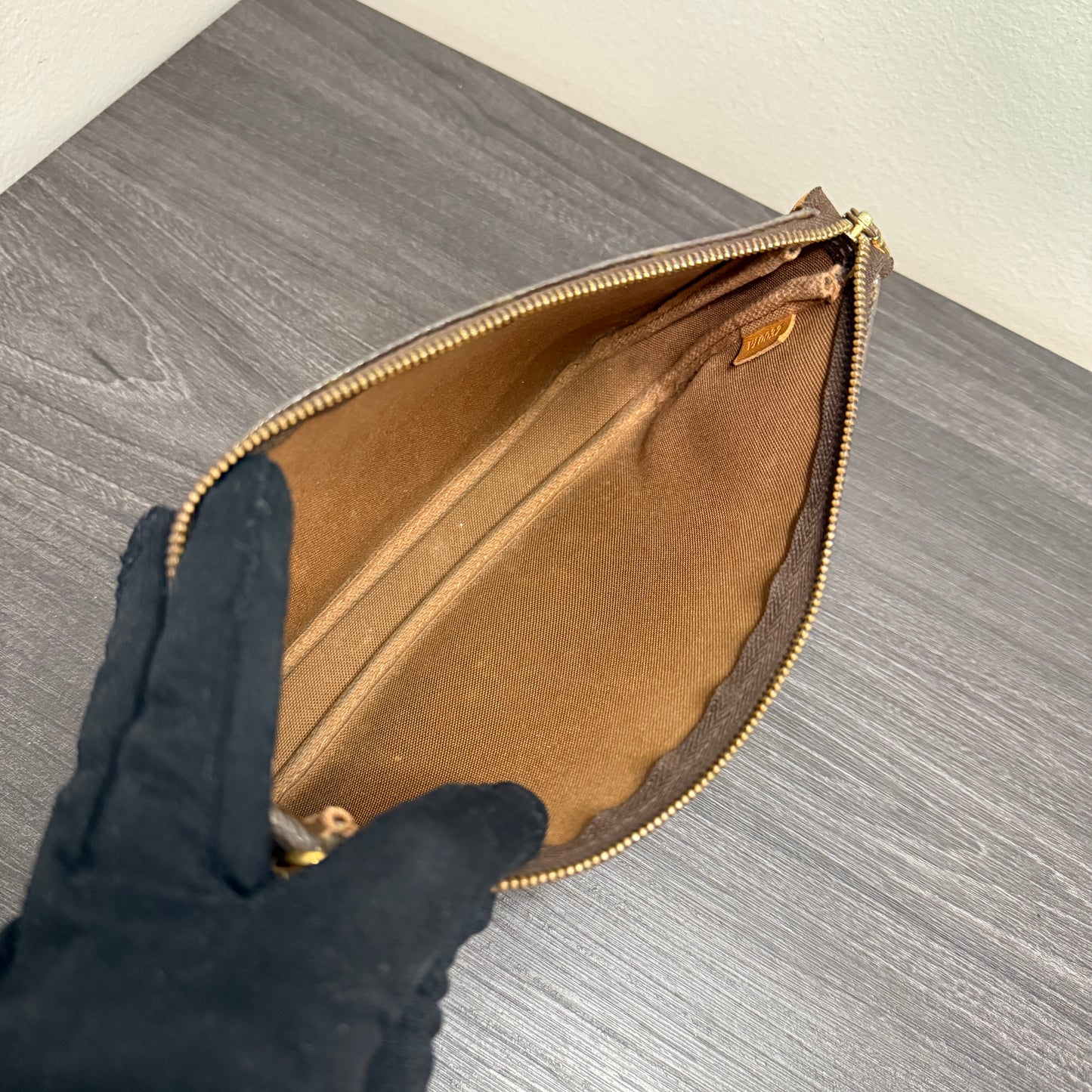 #1035 LOUIS VUITTON Monogram Pochette