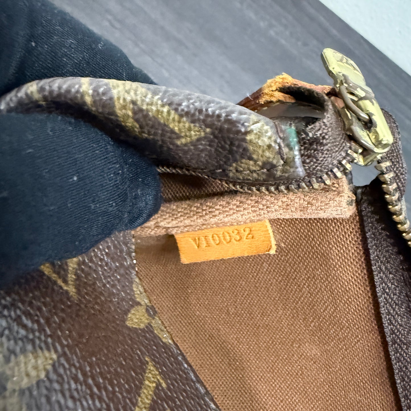 #1035 LOUIS VUITTON Monogram Pochette