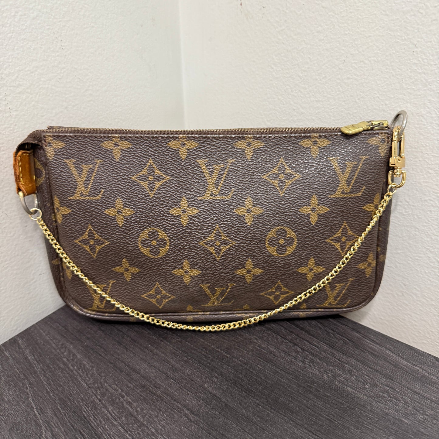 #1037 LOUIS VUITTON Monogram Pochette