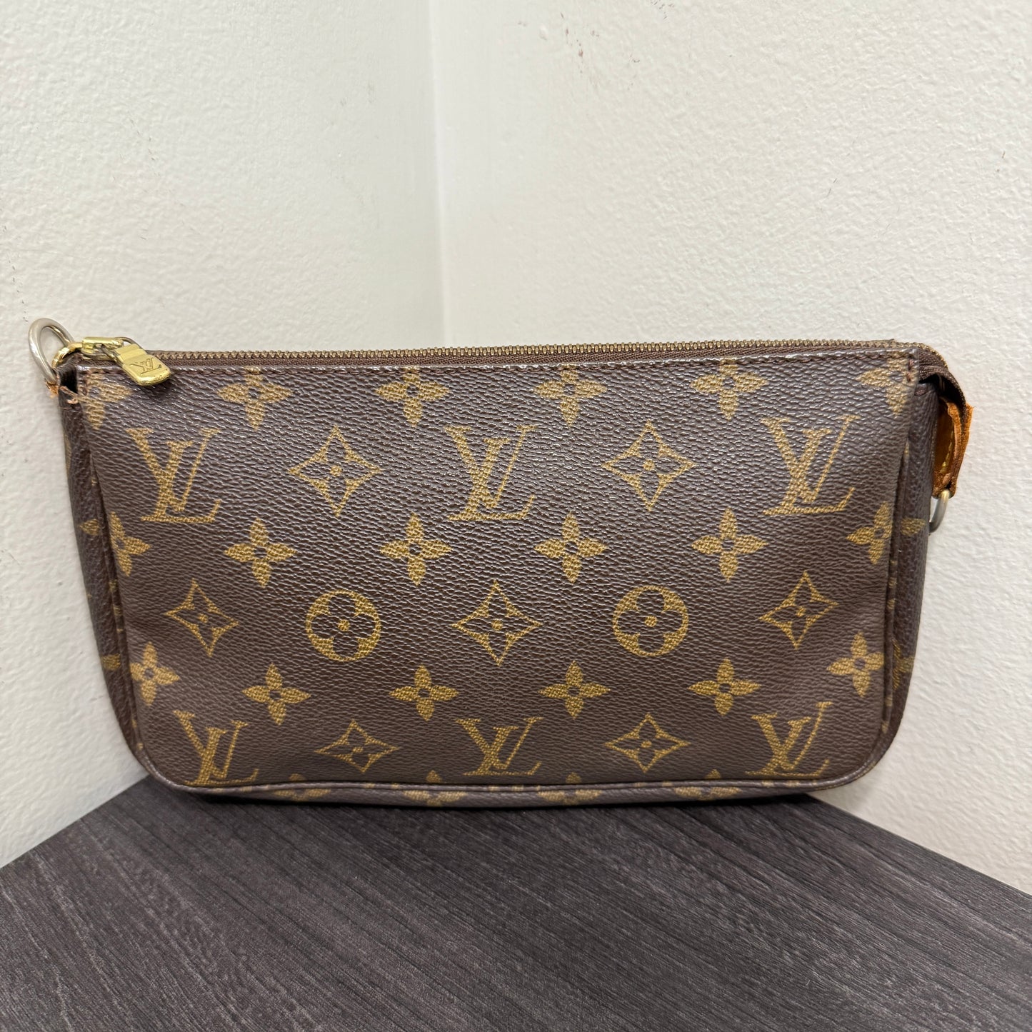 #1037 LOUIS VUITTON Monogram Pochette