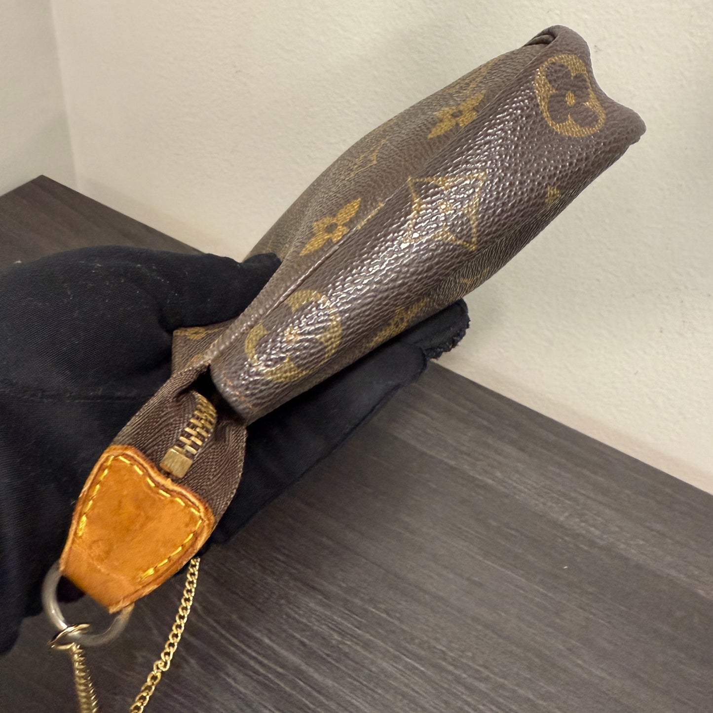 #1037 LOUIS VUITTON Monogram Pochette