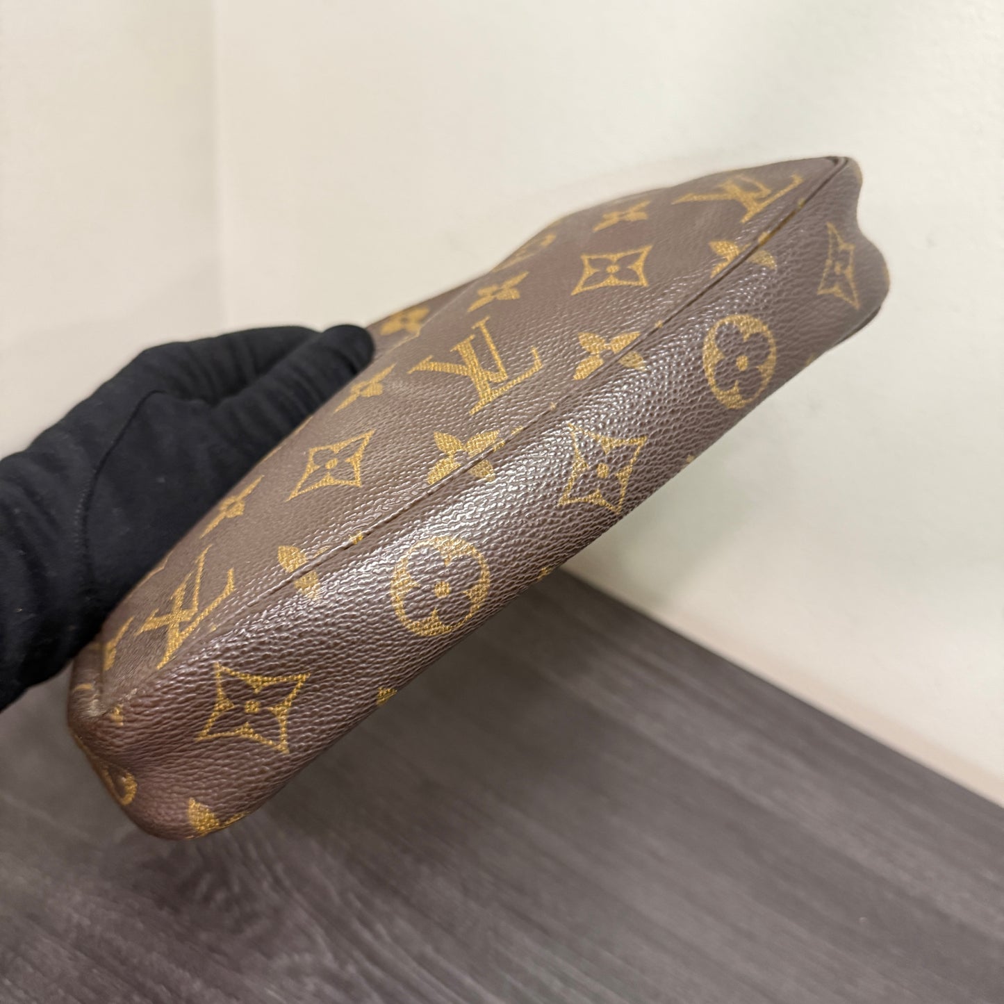 #1037 LOUIS VUITTON Monogram Pochette