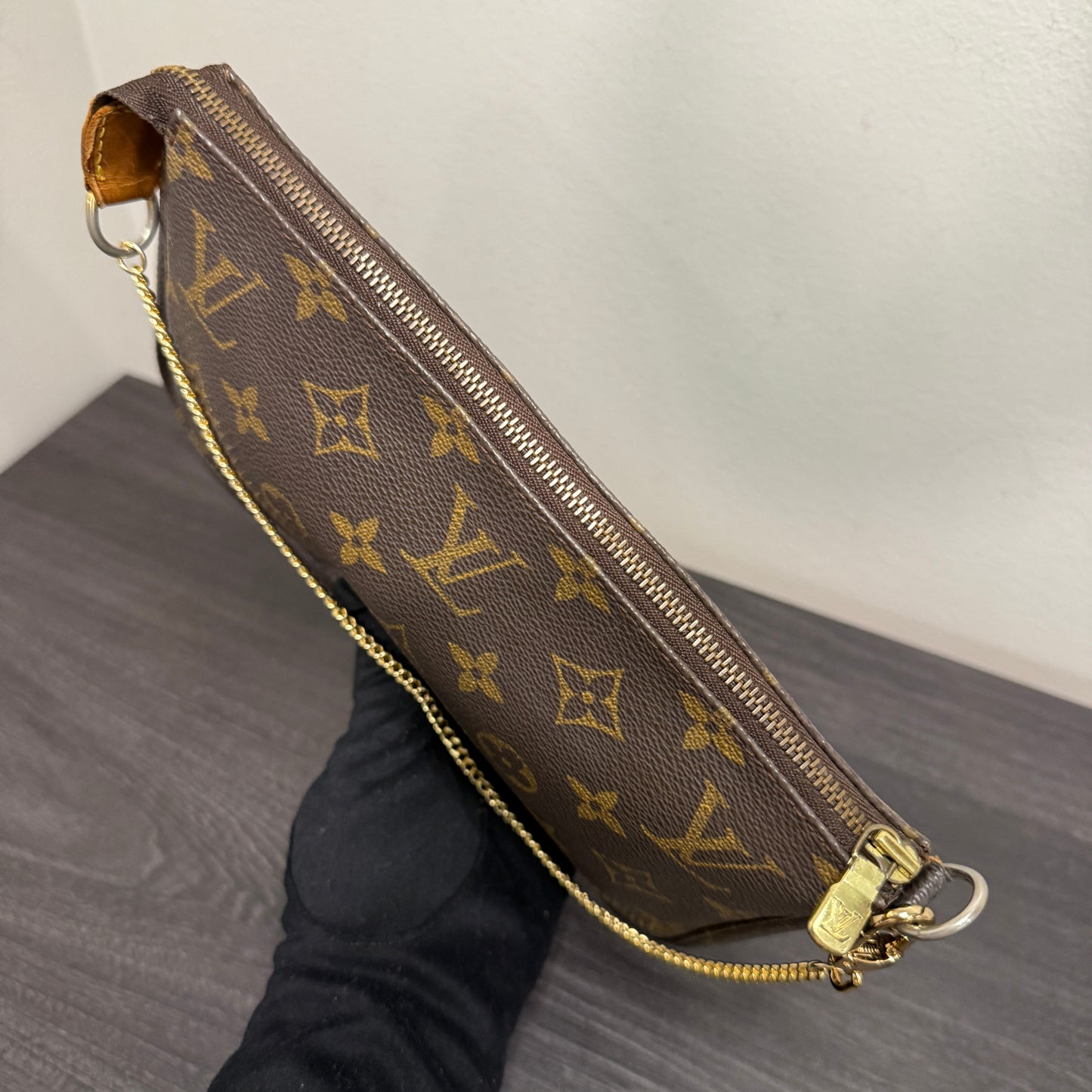 #1037 LOUIS VUITTON Monogram Pochette