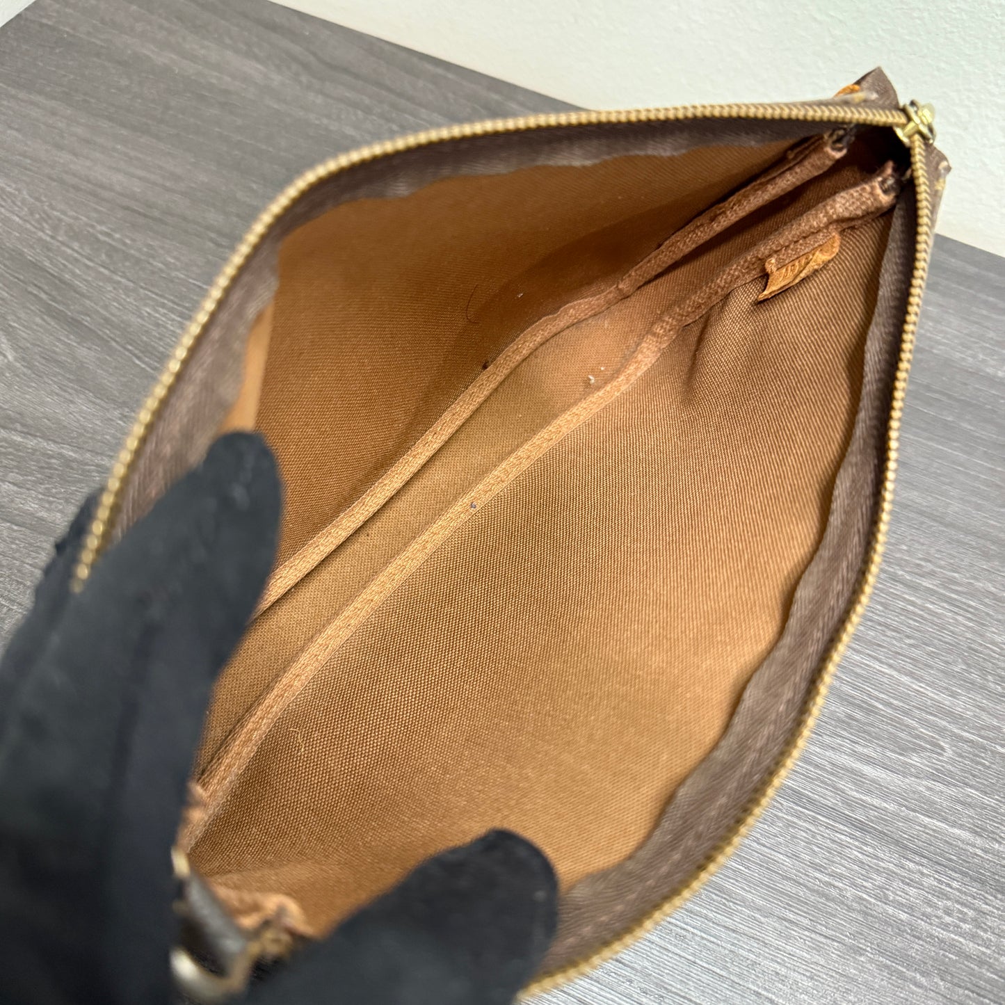 #1037 LOUIS VUITTON Monogram Pochette