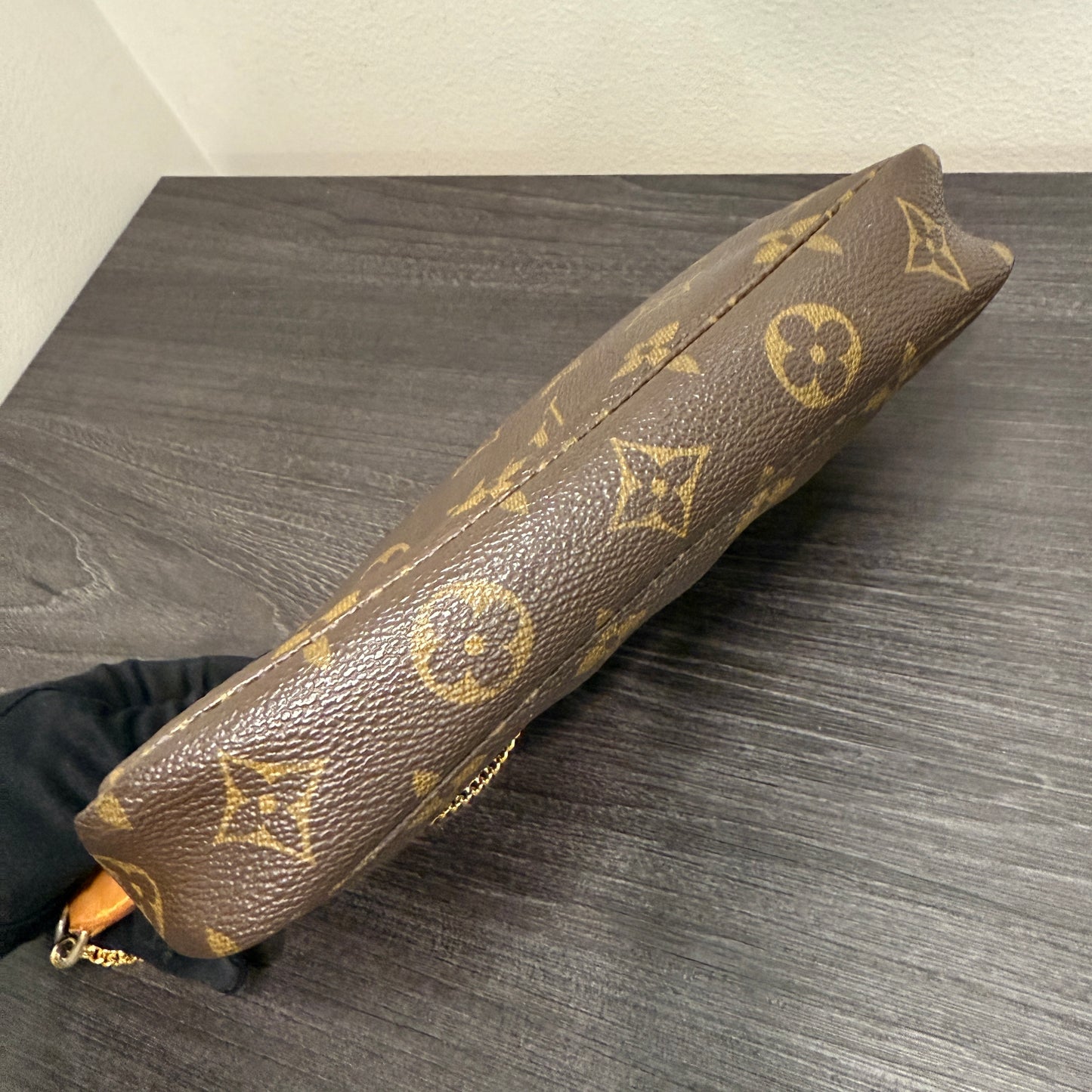 #1038 LOUIS VUITTON Monogram Pochette