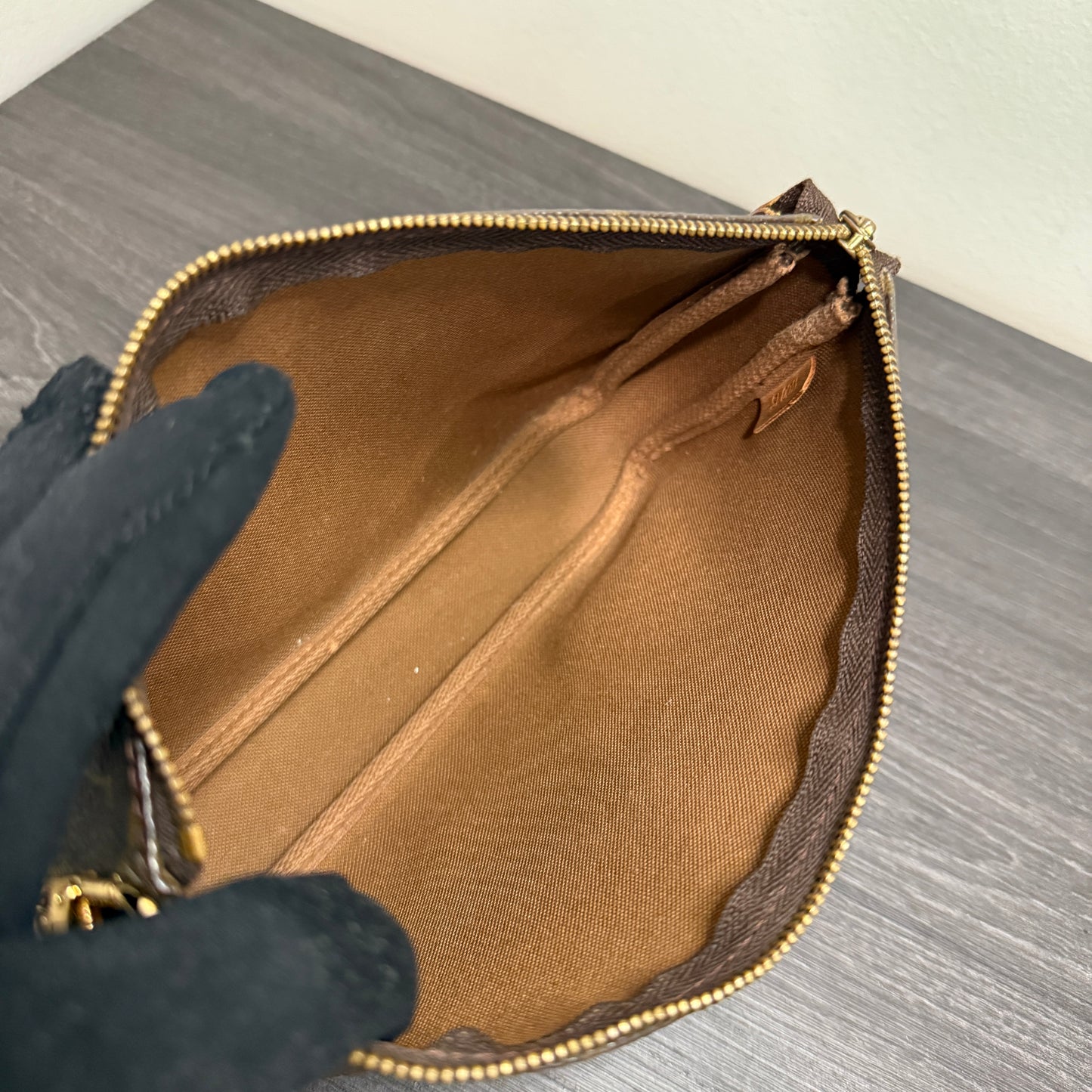 #1038 LOUIS VUITTON Monogram Pochette