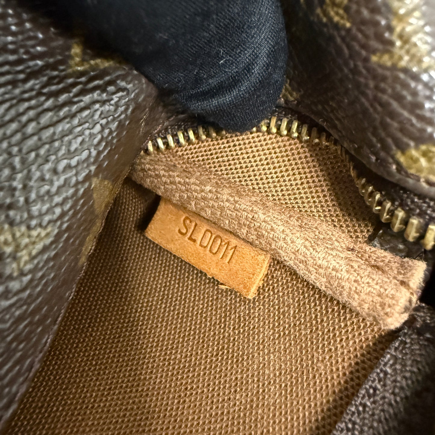 #1038 LOUIS VUITTON Monogram Pochette