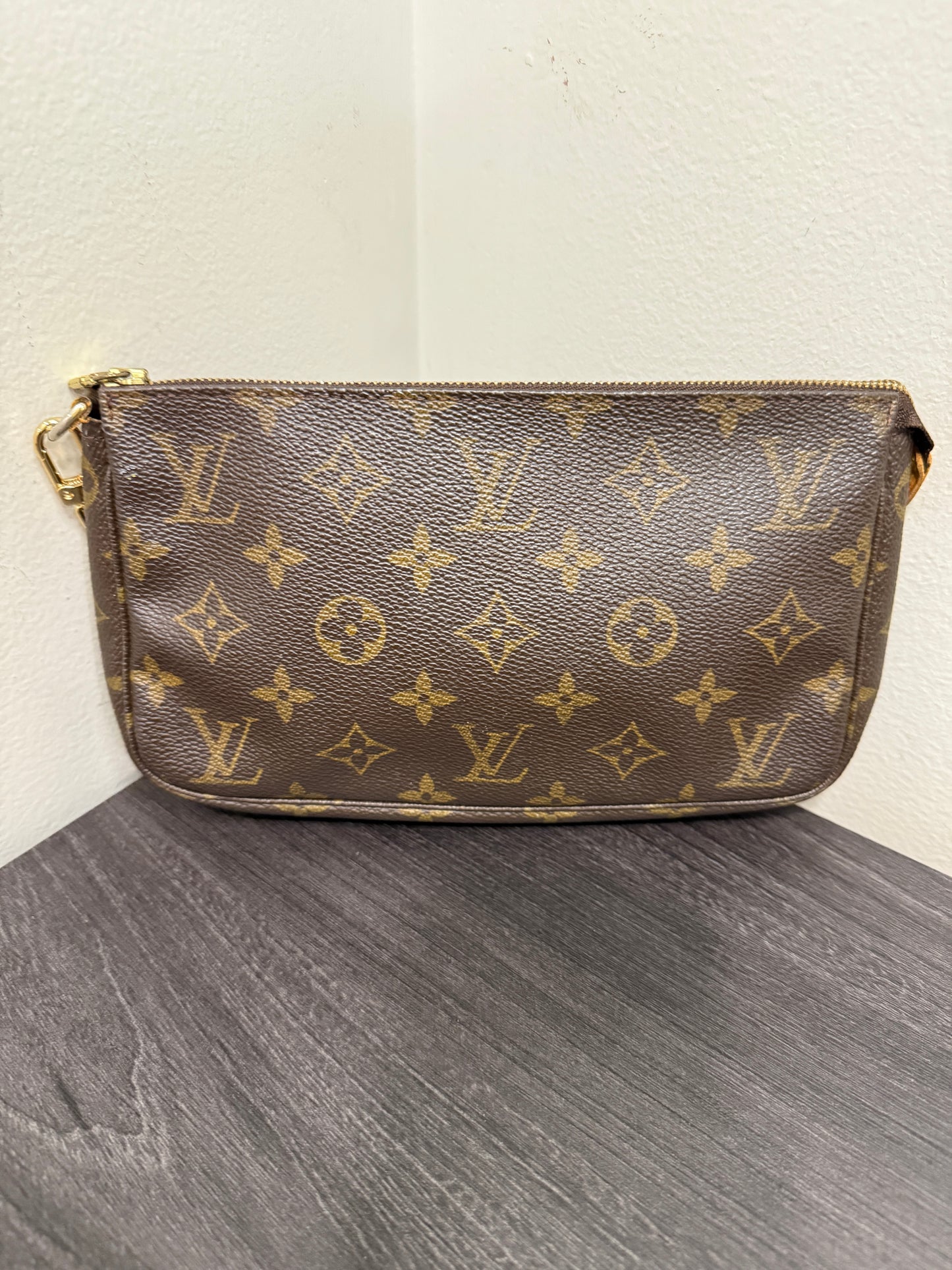 #1039 LOUIS VUITTON Monogram Pochette