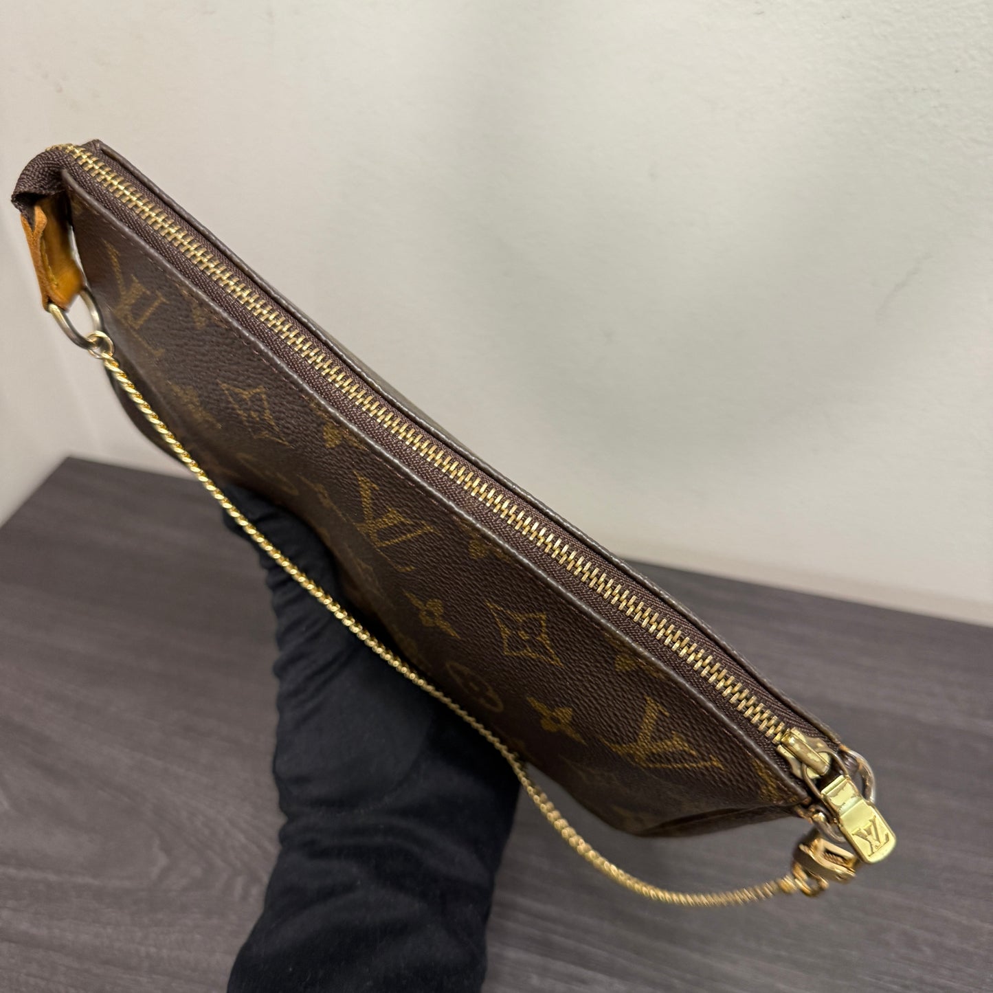 #1039 LOUIS VUITTON Monogram Pochette