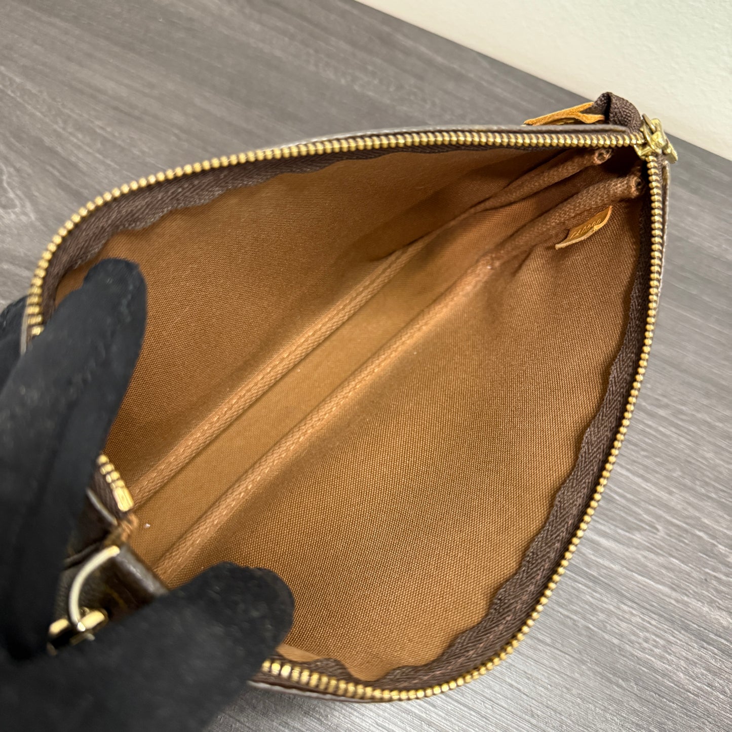 #1039 LOUIS VUITTON Monogram Pochette