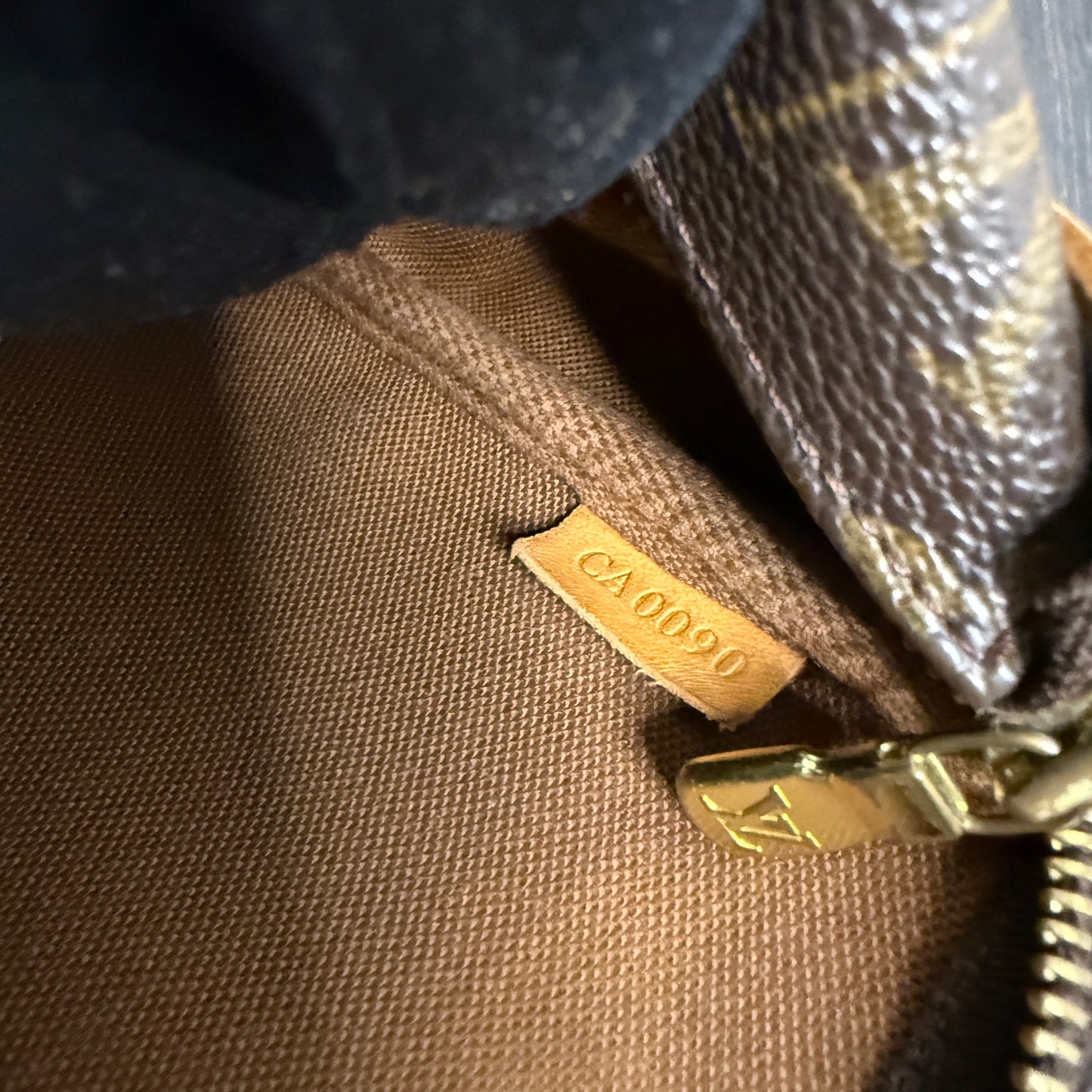 #1039 LOUIS VUITTON Monogram Pochette