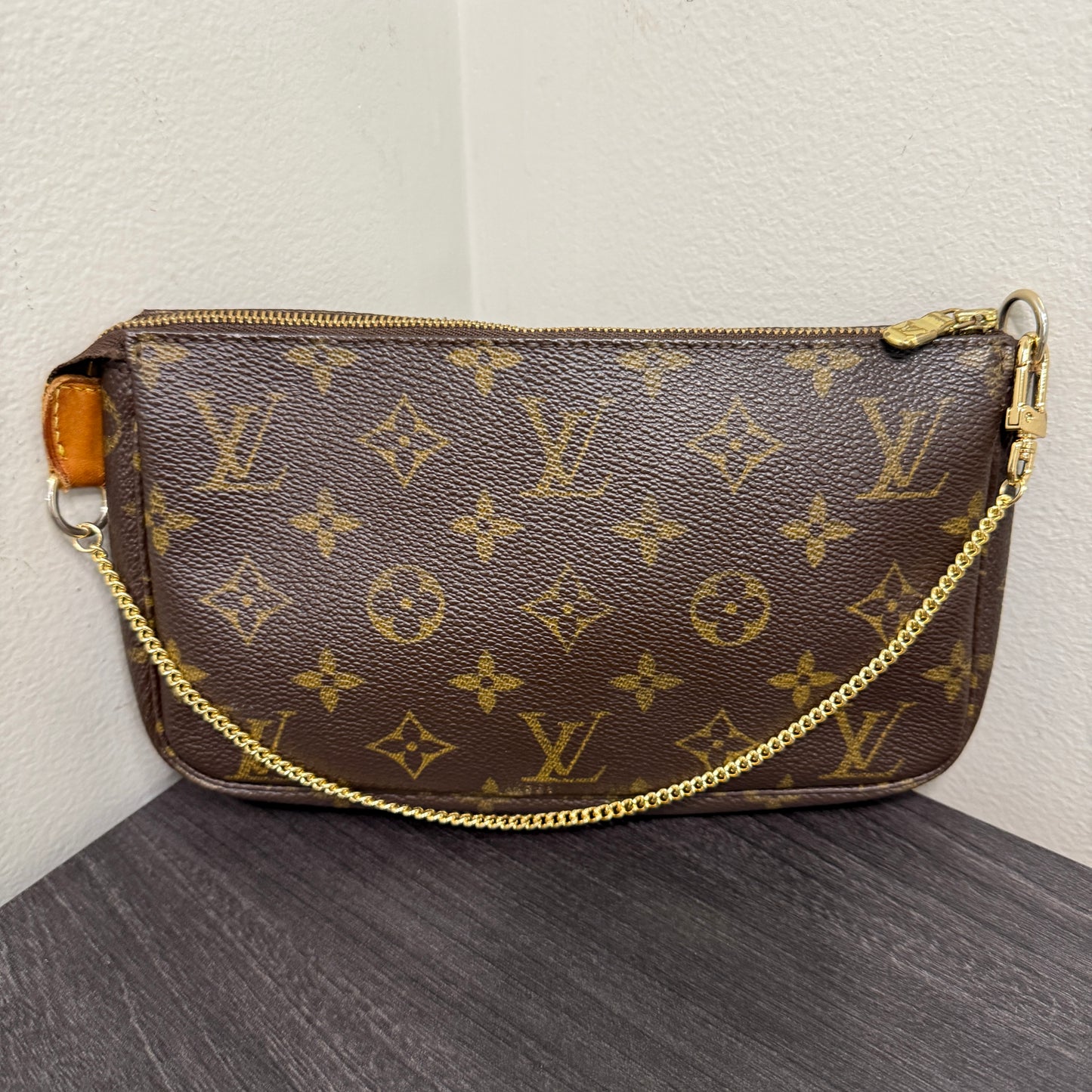 #1040 LOUIS VUITTON Monogram Pochette