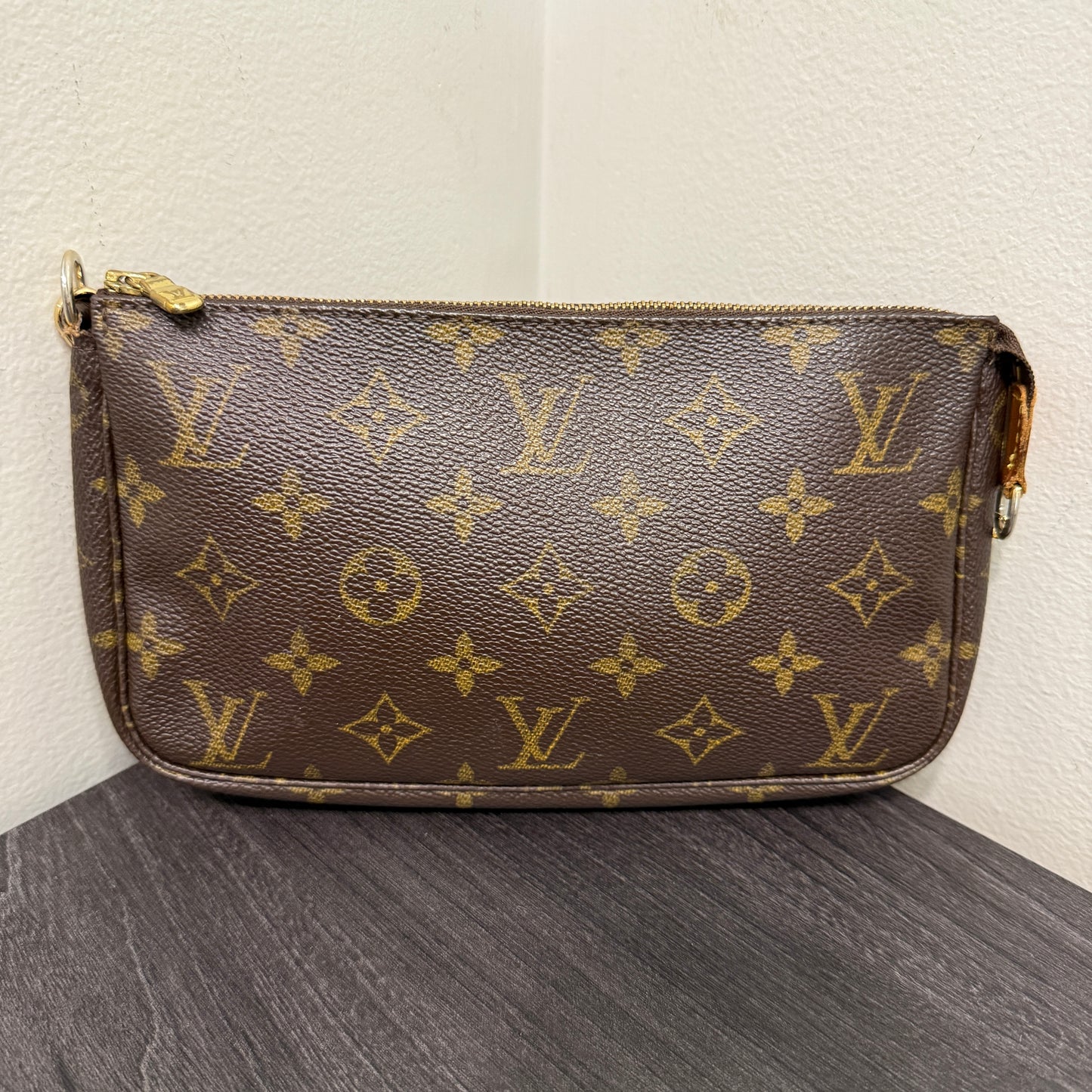 #1040 LOUIS VUITTON Monogram Pochette