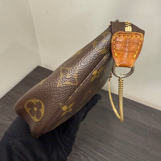 #1040 LOUIS VUITTON Monogram Pochette