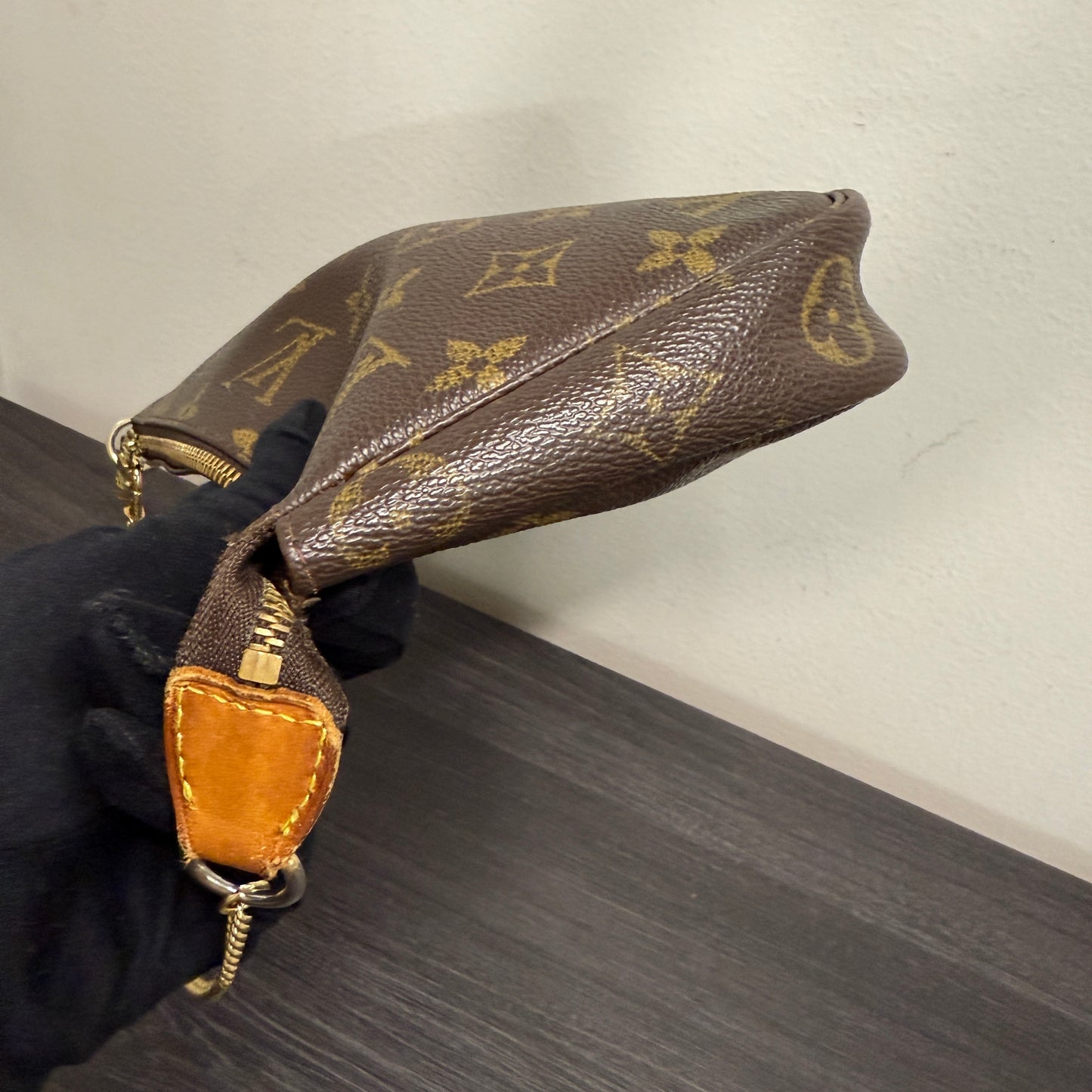 #1040 LOUIS VUITTON Monogram Pochette