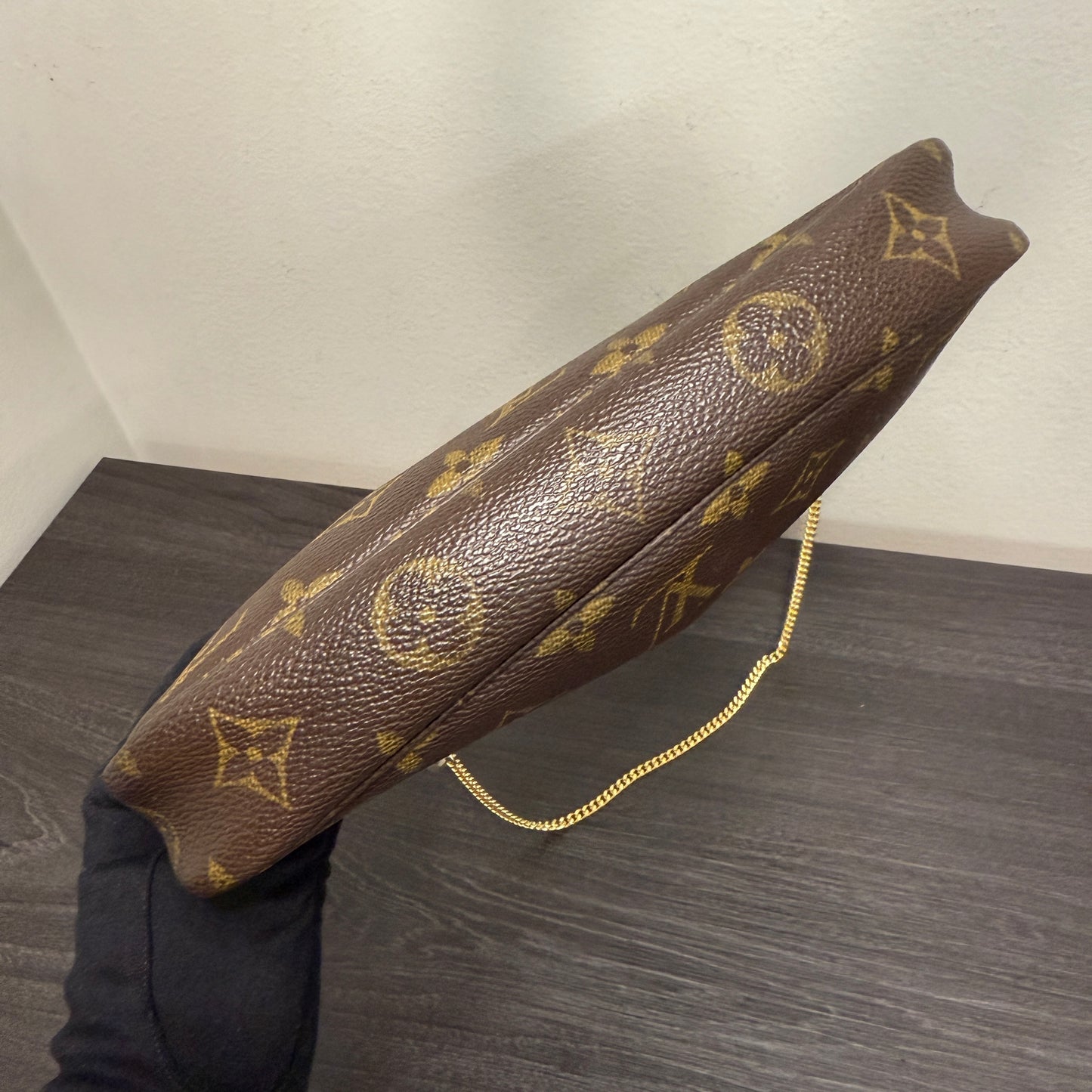 #1040 LOUIS VUITTON Monogram Pochette
