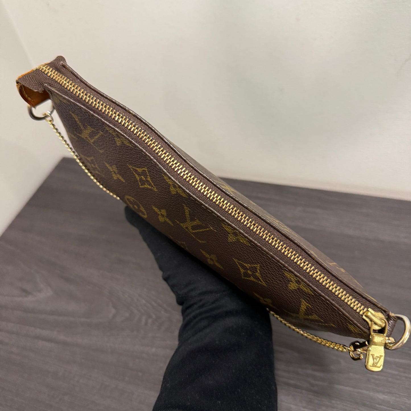 #1040 LOUIS VUITTON Monogram Pochette