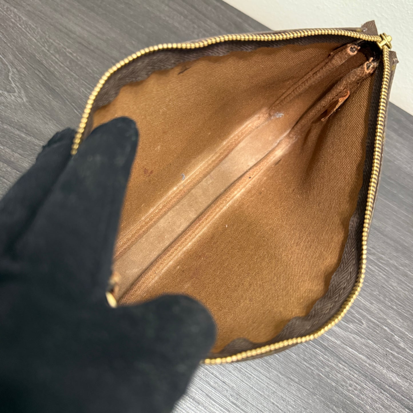 #1040 LOUIS VUITTON Monogram Pochette