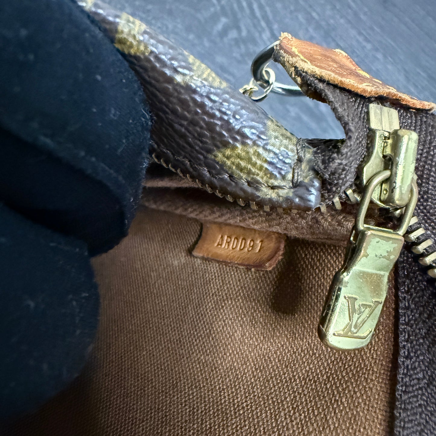 #1040 LOUIS VUITTON Monogram Pochette