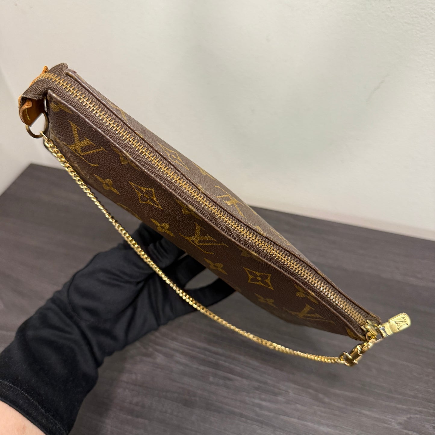 #1041 LOUIS VUITTON Monogram Pochette