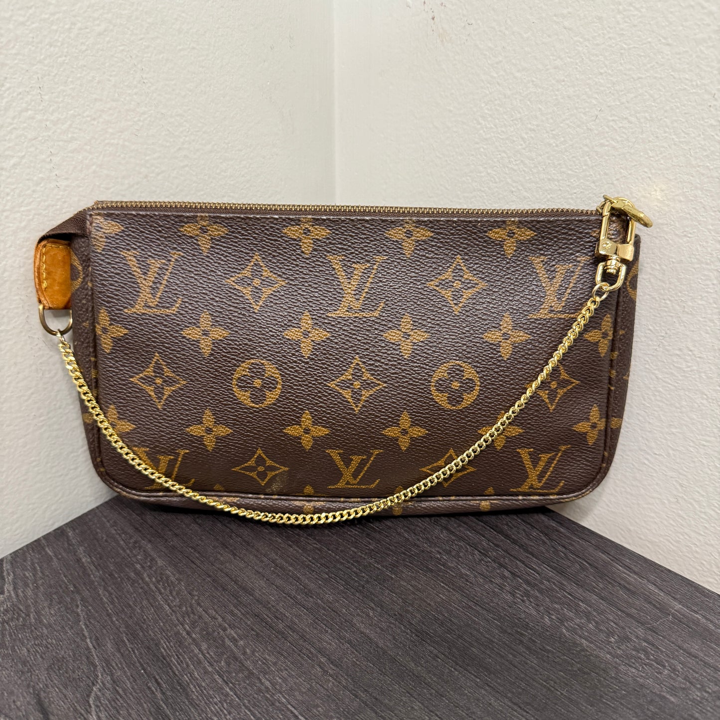#1042 LOUIS VUITTON Monogram Pochette