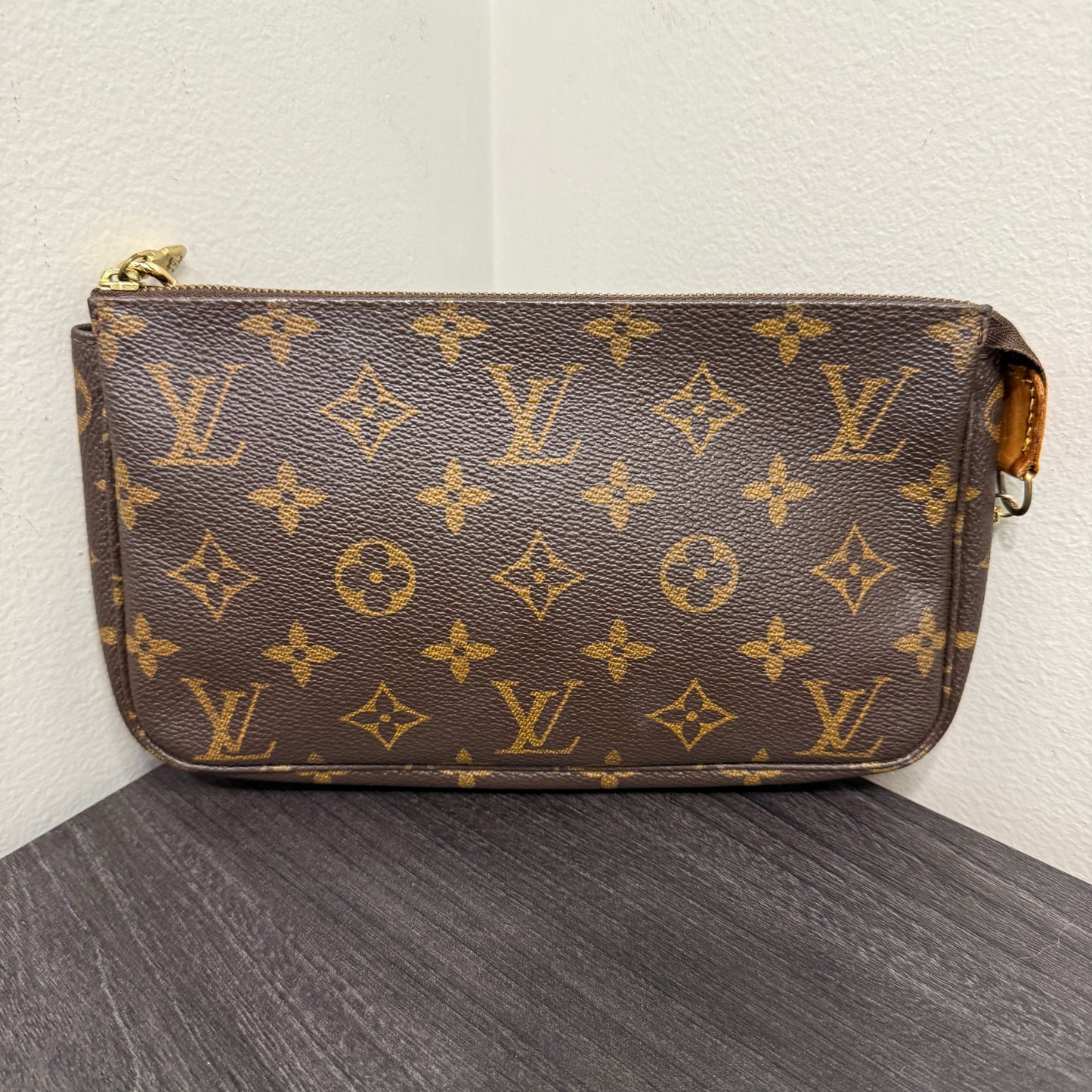 #1042 LOUIS VUITTON Monogram Pochette