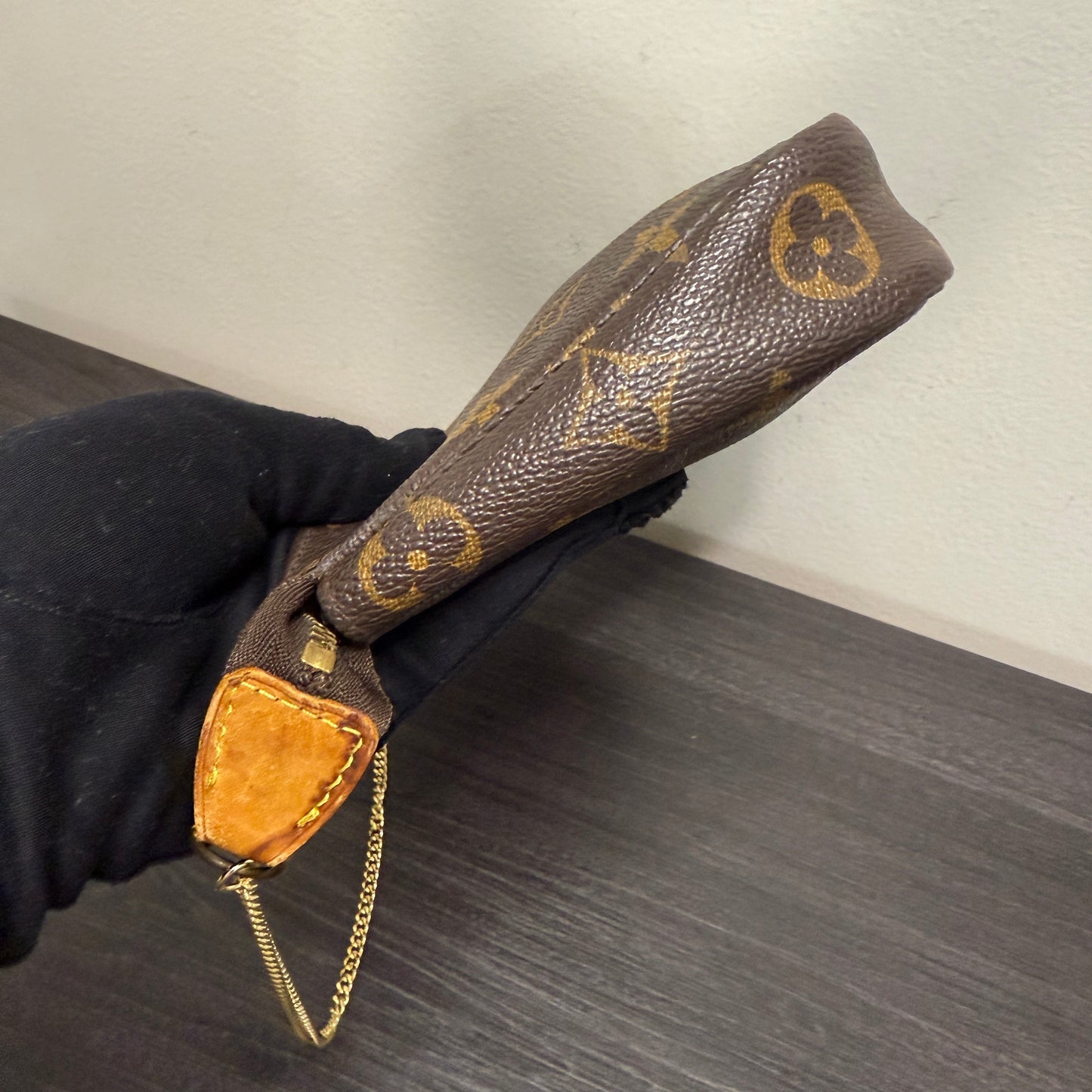 #1042 LOUIS VUITTON Monogram Pochette