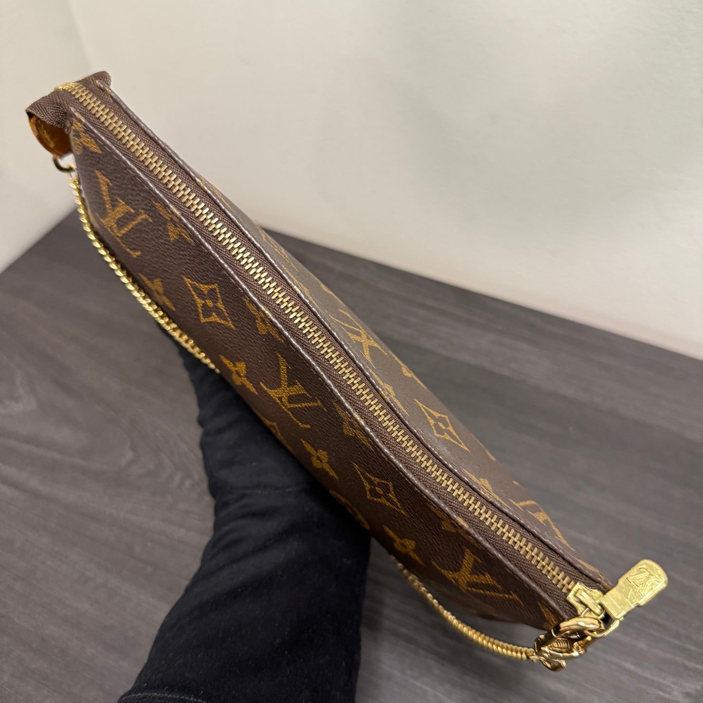 #1042 LOUIS VUITTON Monogram Pochette
