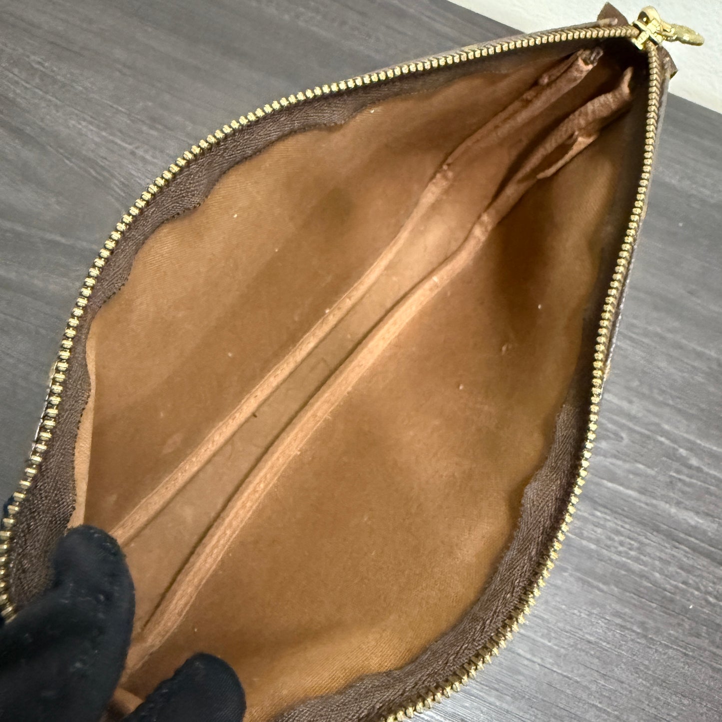#1042 LOUIS VUITTON Monogram Pochette