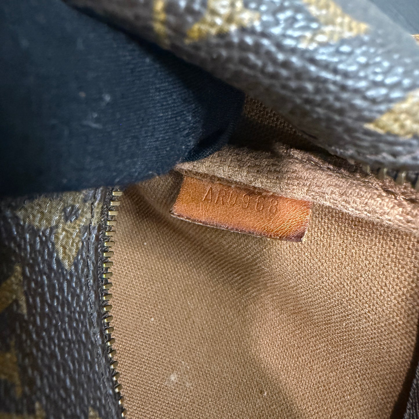 #1042 LOUIS VUITTON Monogram Pochette