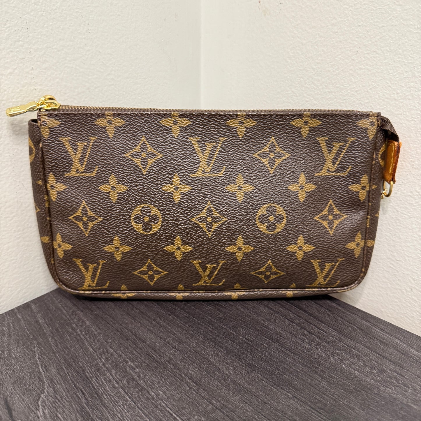 #1043 LOUIS VUITTON Monogram Pochette (TOP PICK!)