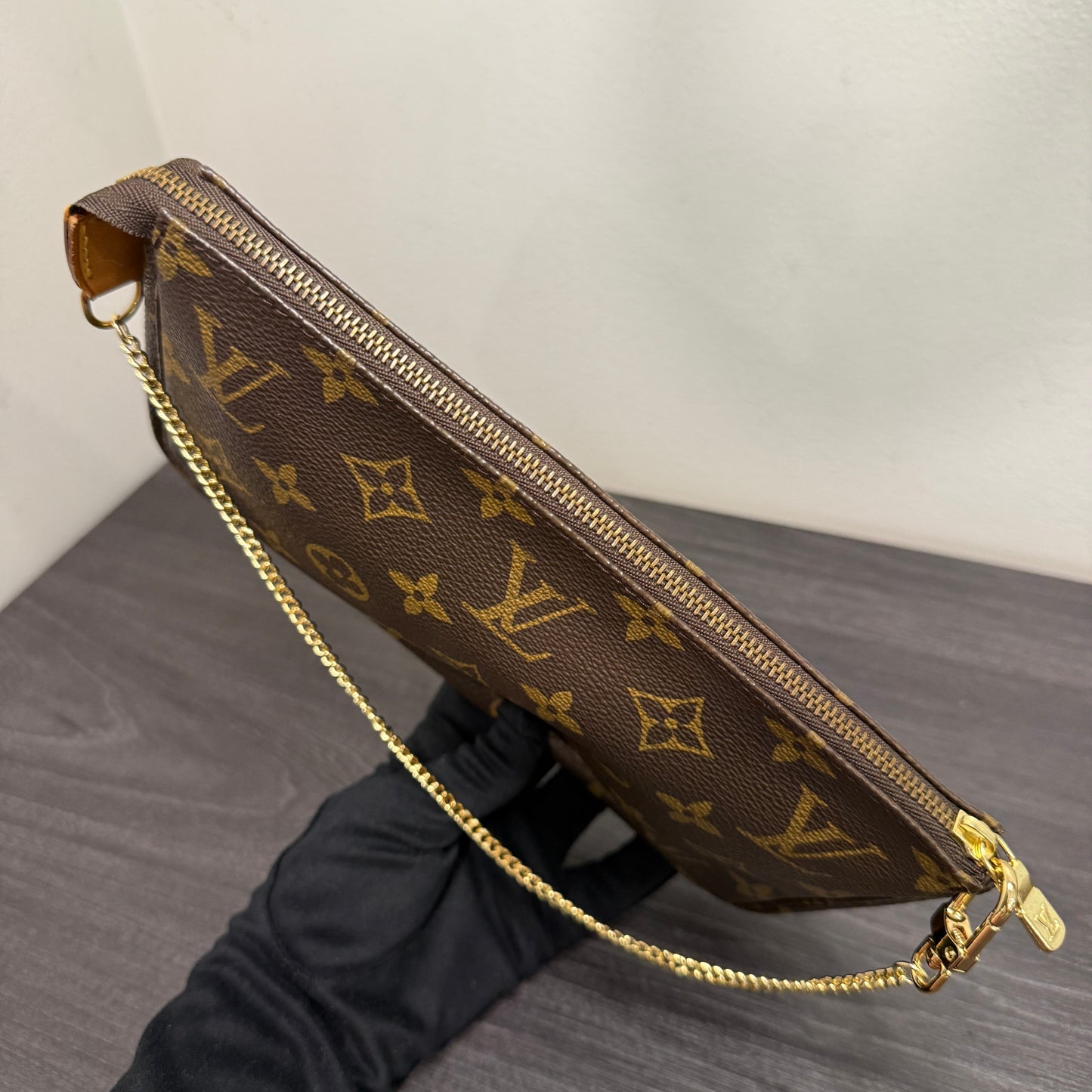 #1043 LOUIS VUITTON Monogram Pochette (TOP PICK!)