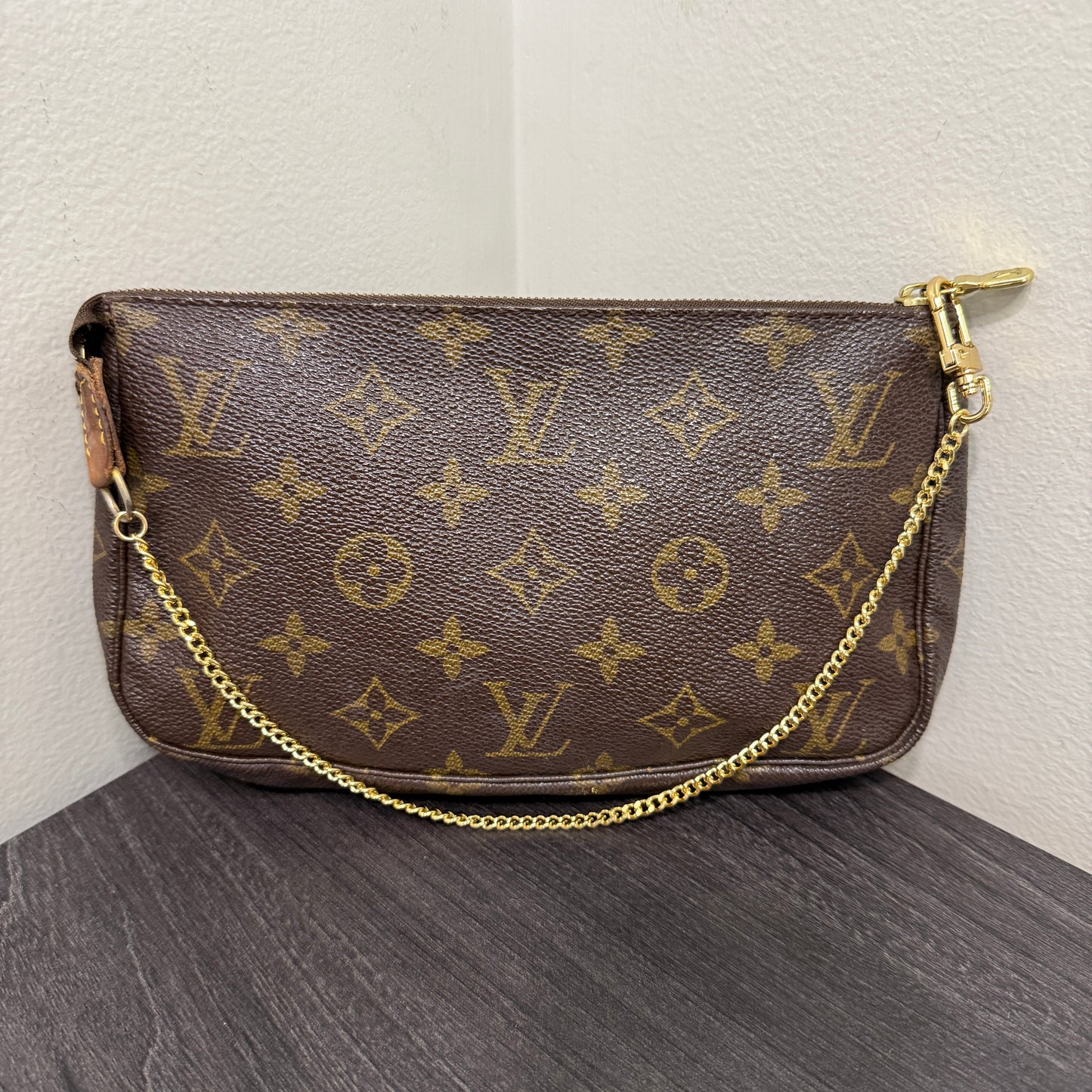 #1044 LOUIS VUITTON Monogram Pochette