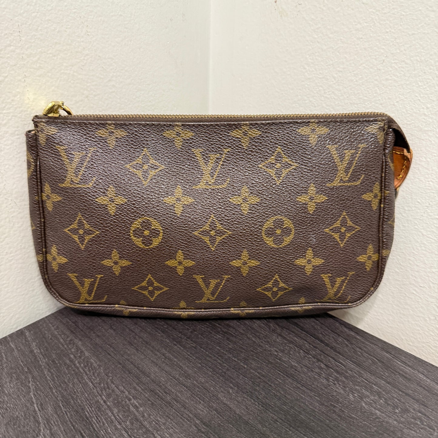 #1044 LOUIS VUITTON Monogram Pochette