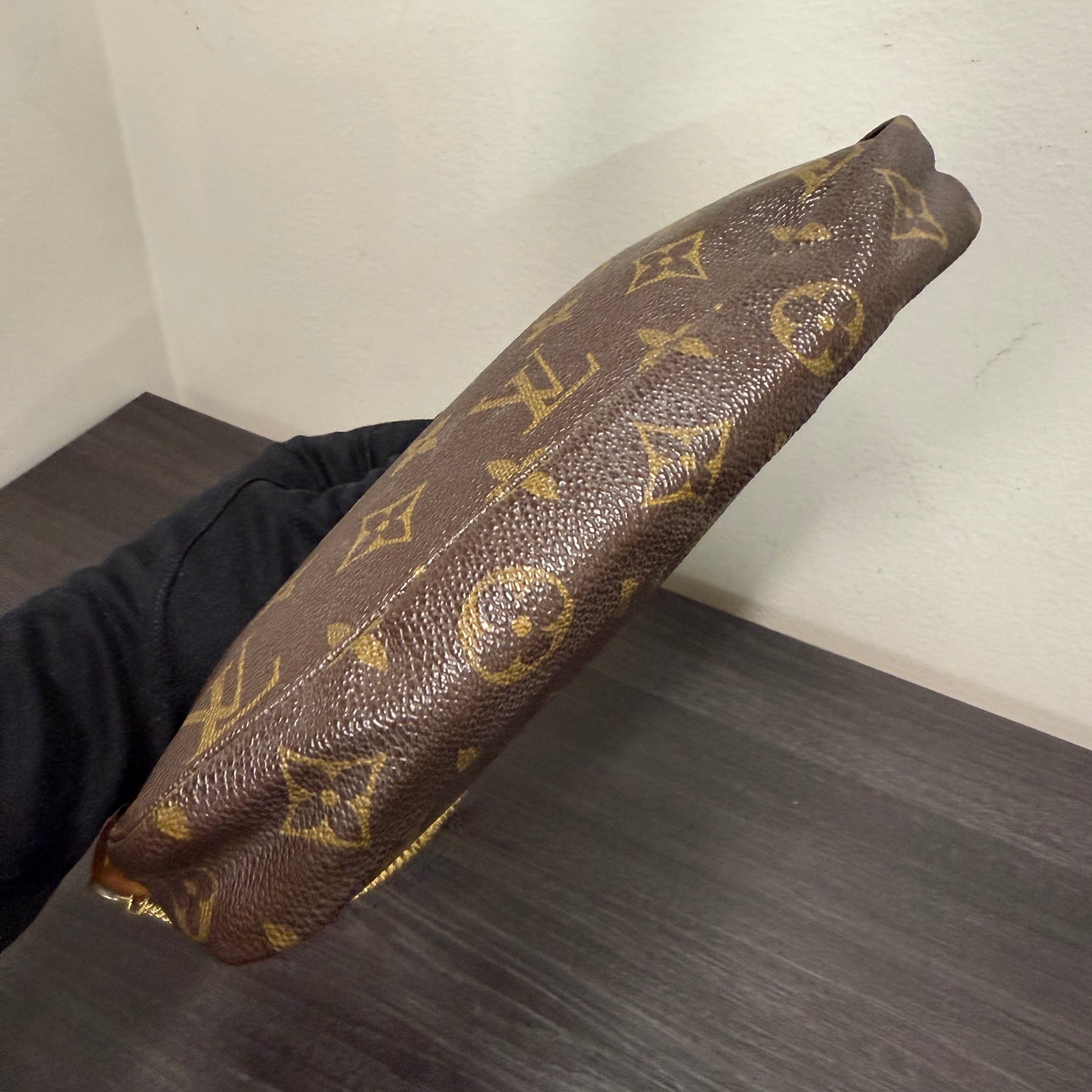 #1044 LOUIS VUITTON Monogram Pochette