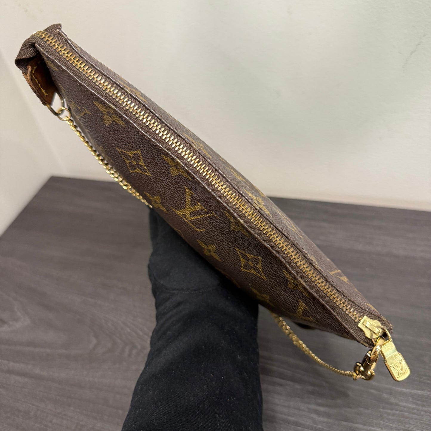 #1044 LOUIS VUITTON Monogram Pochette