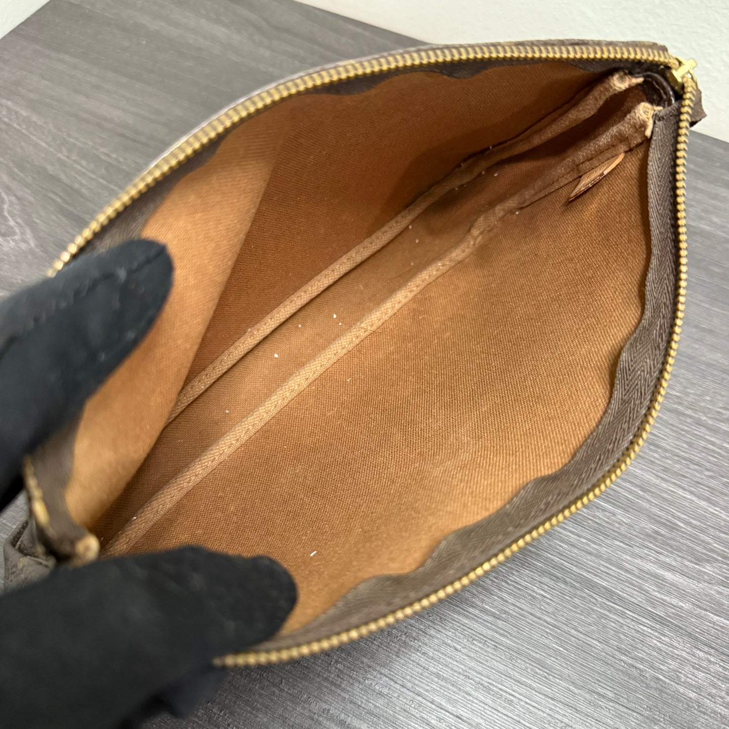 #1044 LOUIS VUITTON Monogram Pochette