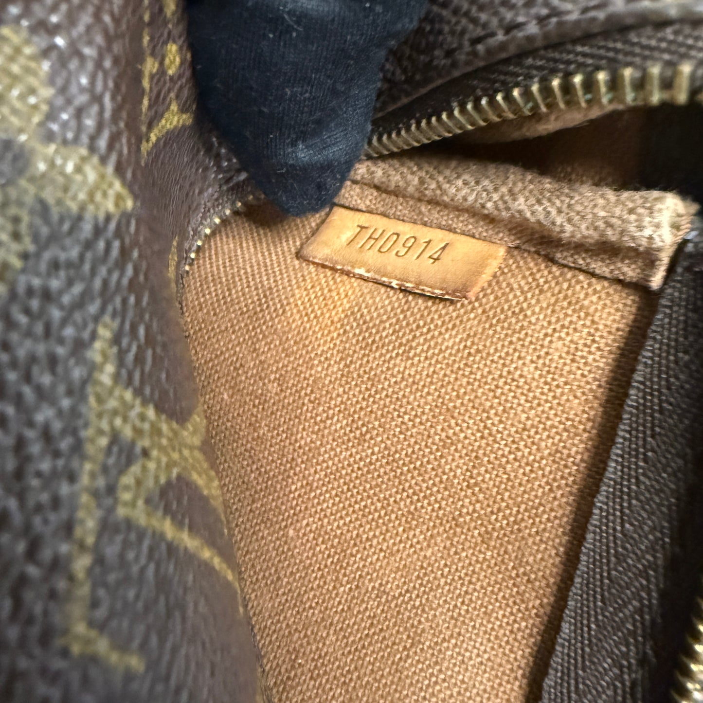 #1044 LOUIS VUITTON Monogram Pochette