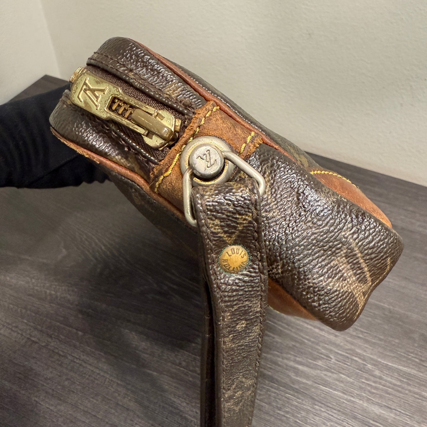 #1045 LOUIS VUITTON Monogram Pouch