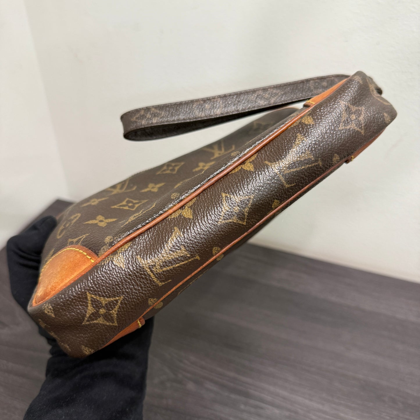 #1045 LOUIS VUITTON Monogram Pouch