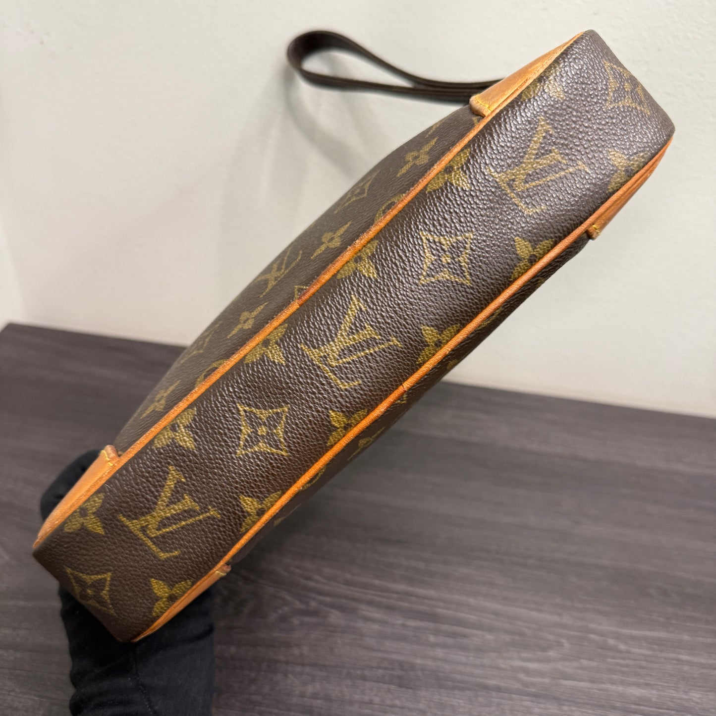 #1046 LOUIS VUITTON Monogram Pouch