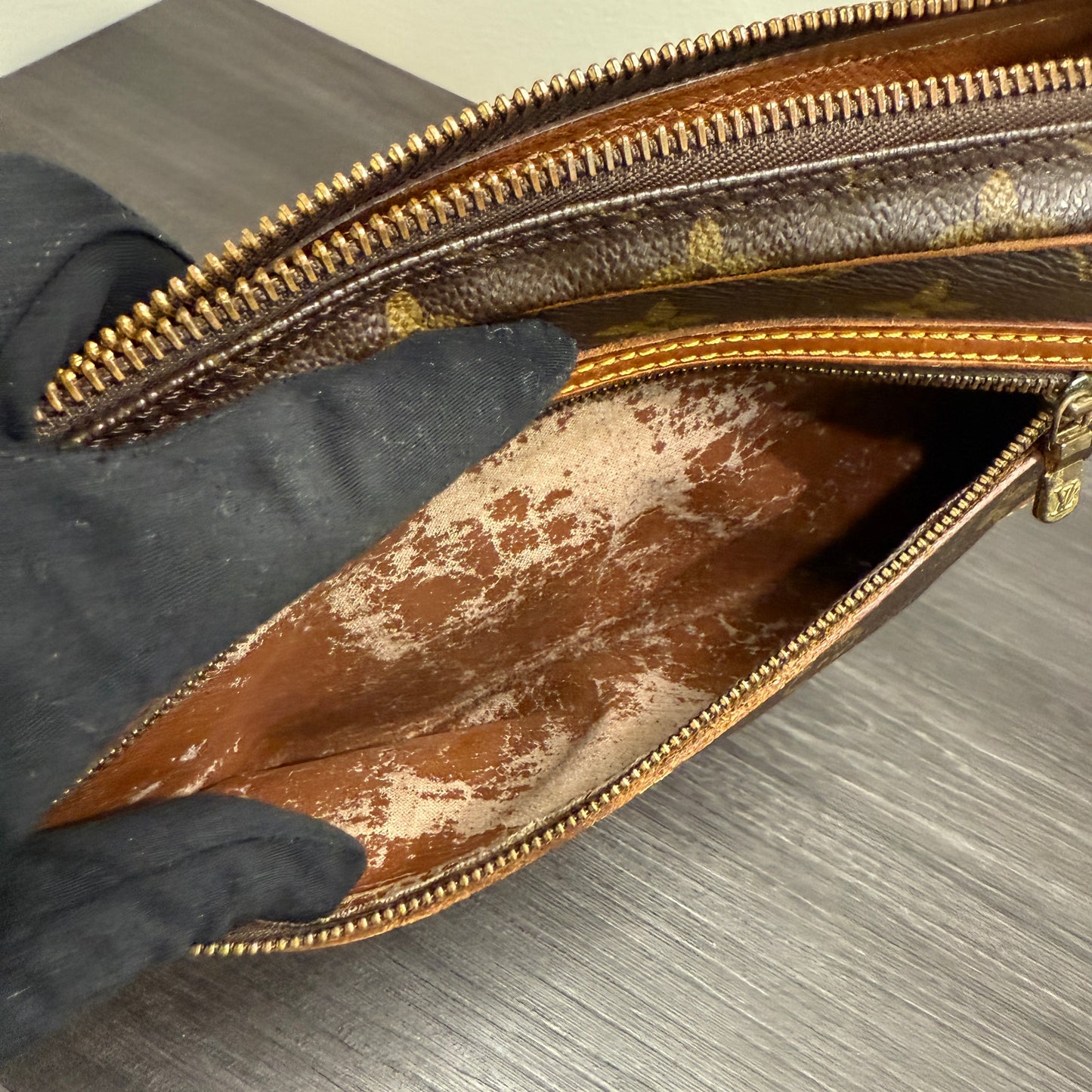#1046 LOUIS VUITTON Monogram Pouch