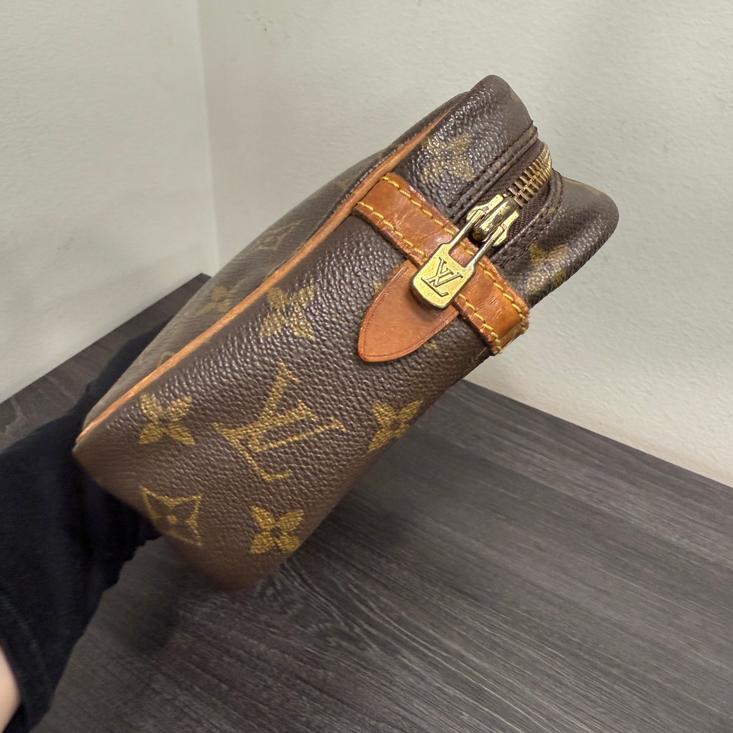 #1047 LOUIS VUITTON Monogram Cosmetic Case