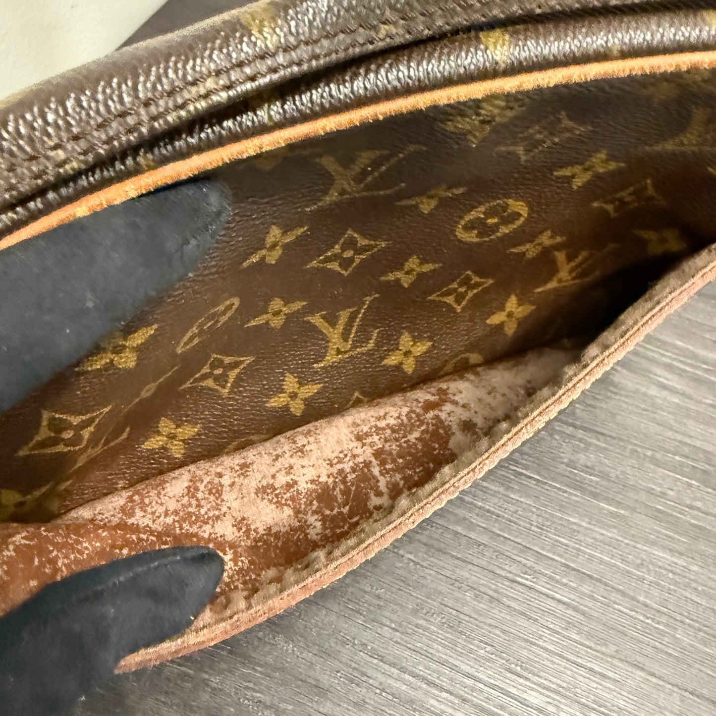 #1047 LOUIS VUITTON Monogram Cosmetic Case