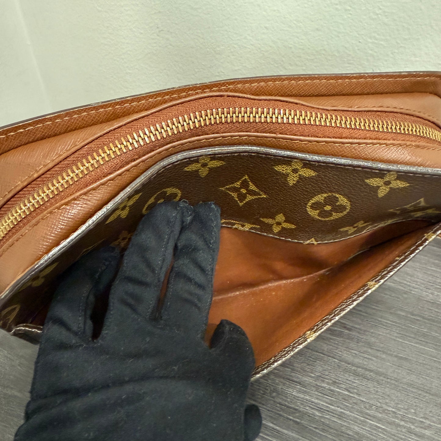 #1048 LOUIS VUITTON Monogram Orsay Clutch (TOP PICK!)