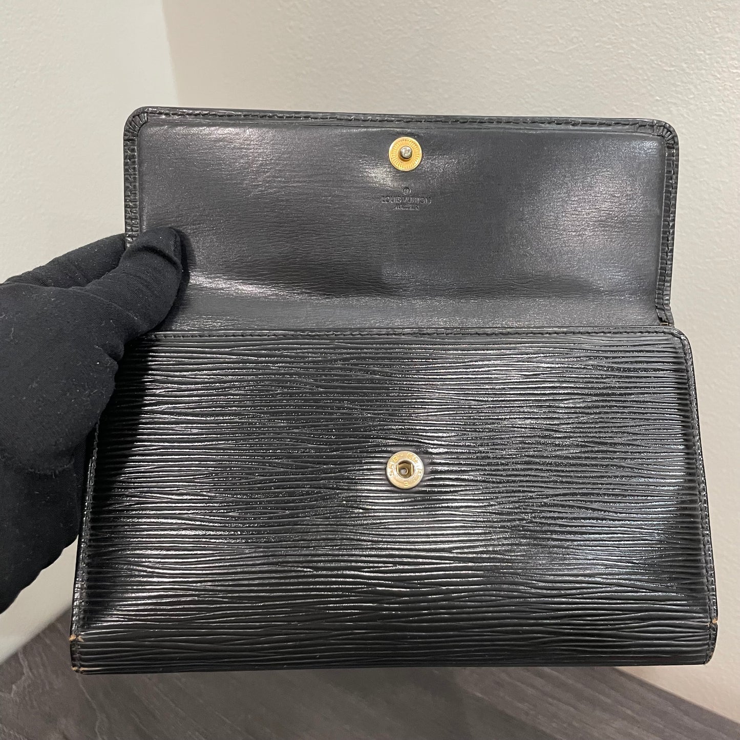 #122 LOUIS VUITTON Black Epi Leather Trifold Wallet with Dust Bag & Box