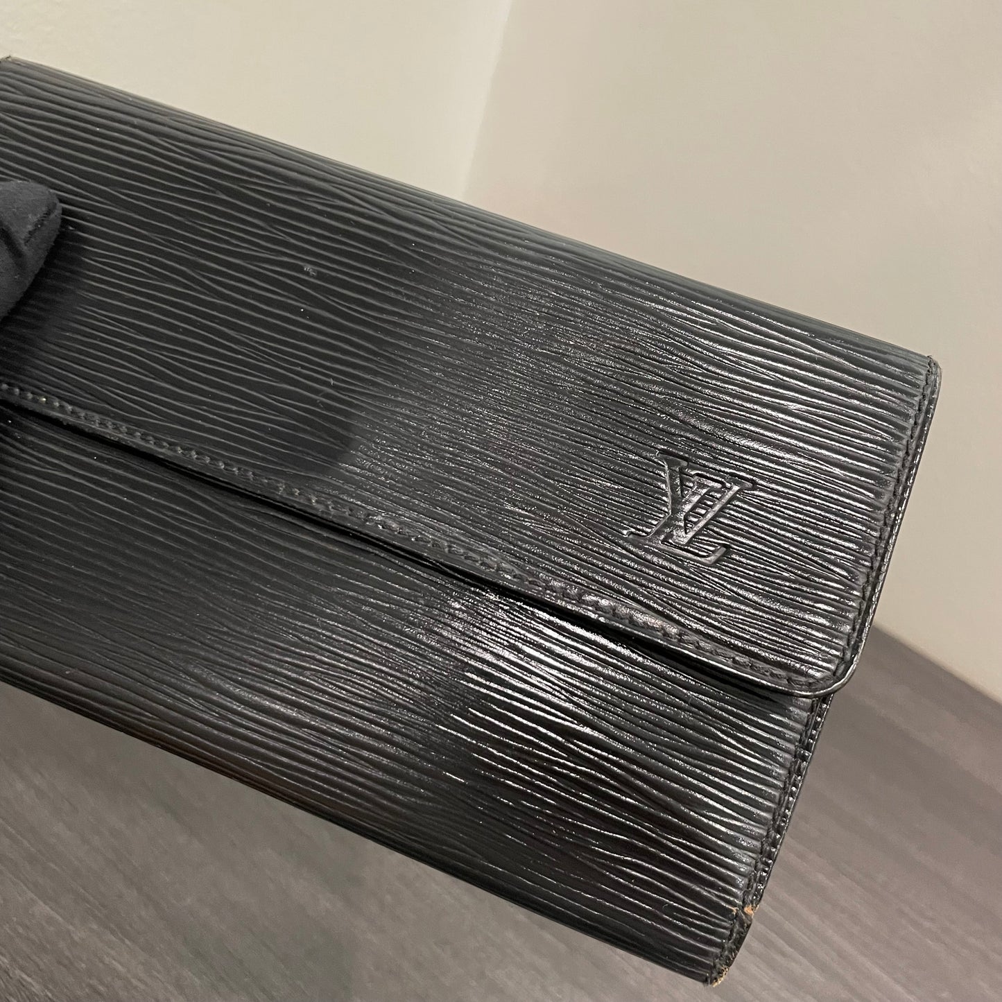#122 LOUIS VUITTON Black Epi Leather Trifold Wallet with Dust Bag & Box