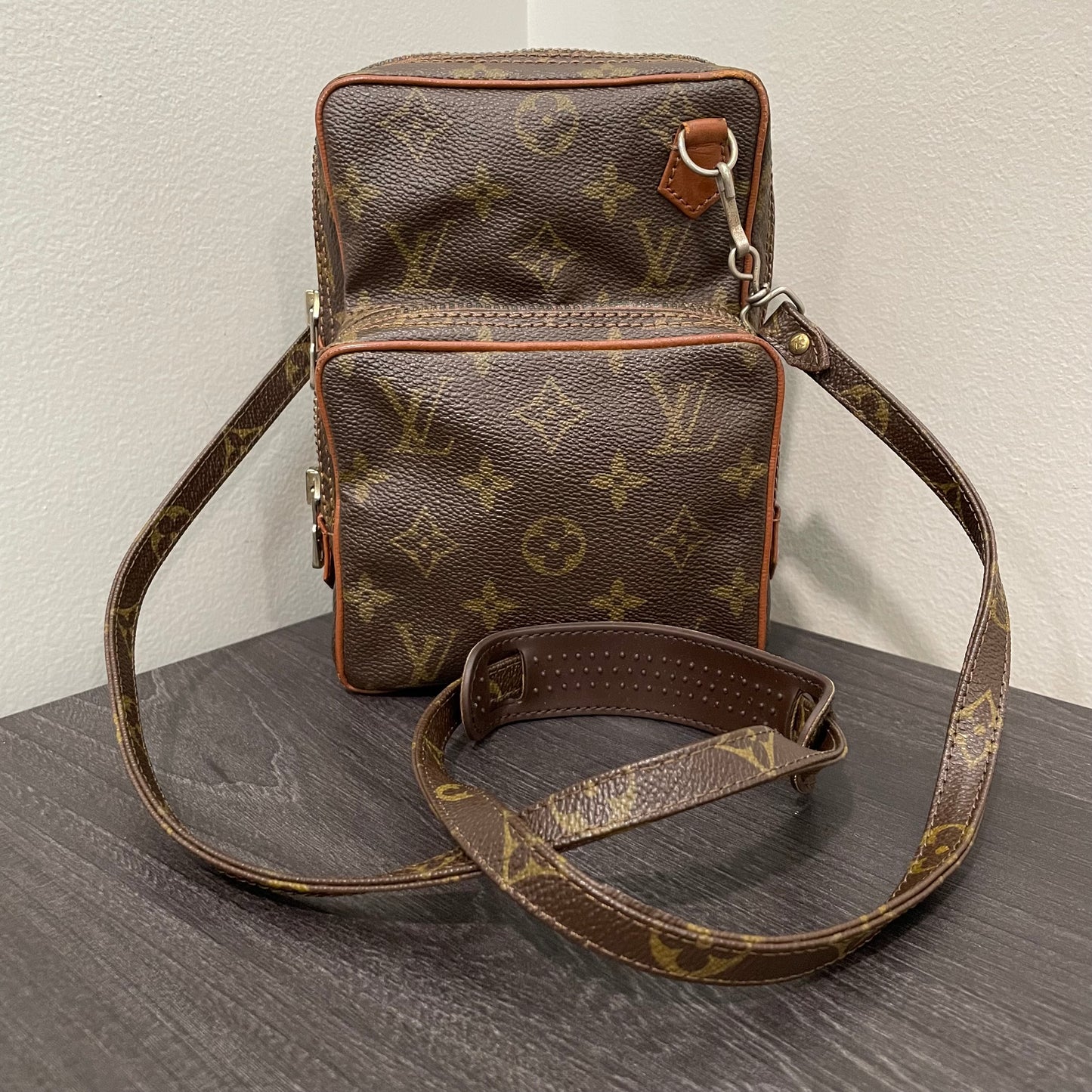 #861 LOUIS VUITTON Vintage Amazone Crossbody