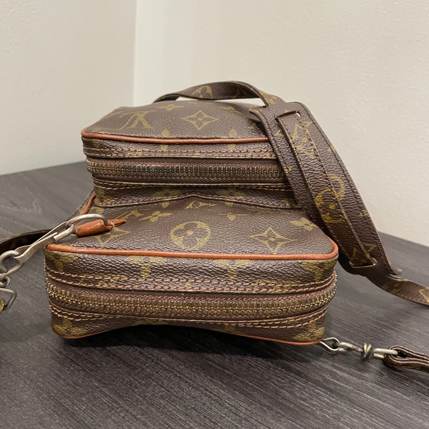 #861 LOUIS VUITTON Vintage Amazone Crossbody